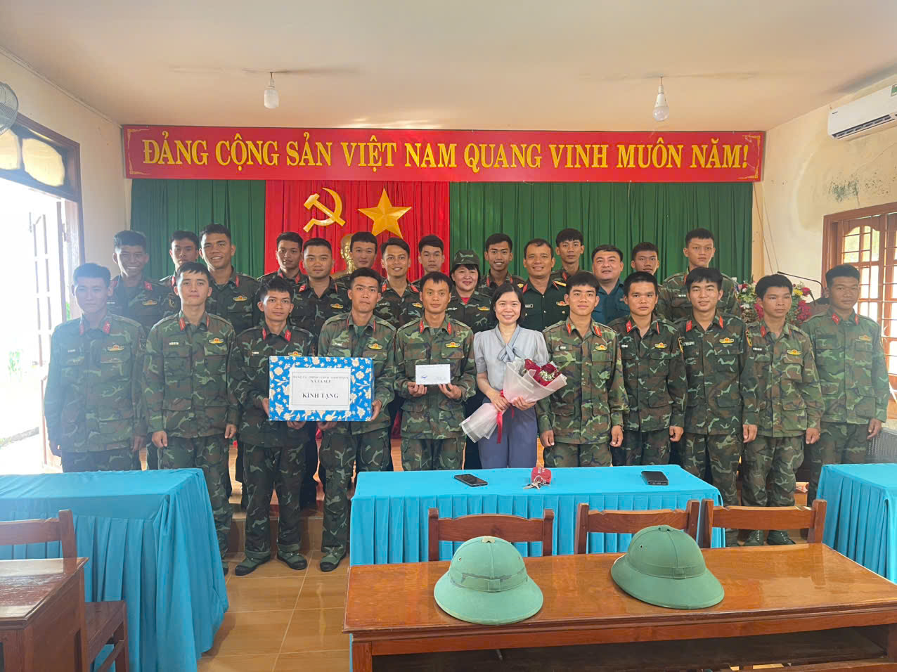 Đảng ủy, HĐND, UBND, UBMTTQ xã Ea Súp tặng quà cho đơn vị